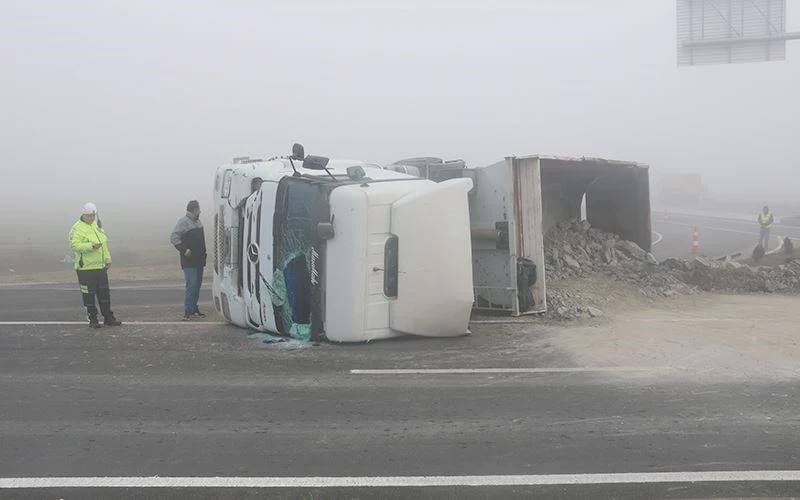 HALKALI- KAPIKULE HIZLI TREN İNŞAATINDA ÇALIŞAN HAFRİYAT KAMYONU DEVRİLDİ: 1 YARALI 