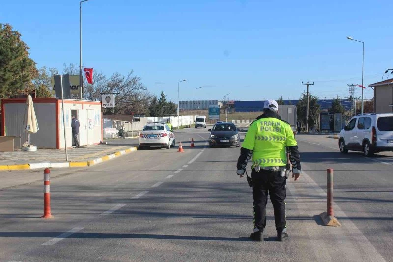 UYGULAMADAN KAÇMAYA ÇALIŞAN OTOMOBİLDEN UYUŞTURUCU ÇIKTI