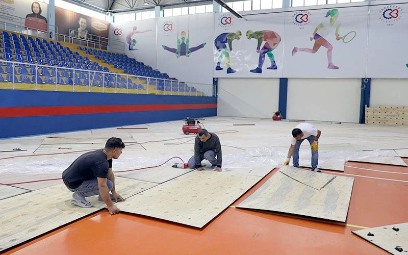 29 EKİM KAPALI SPOR SALONU’NDA PARKE ZEMİN ÇALIŞMALARI BAŞLADI