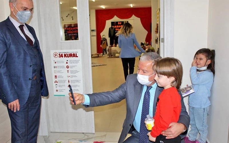 KAYMAKAM DURU’DAN MİNİK ÖĞRENCİLERLE SELFİ…