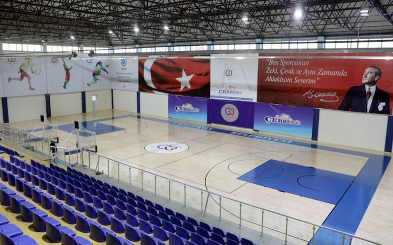 29 EKİM KAPALI SPOR SALONU’NA FIBA ONAYLI PARKE ZEMİN