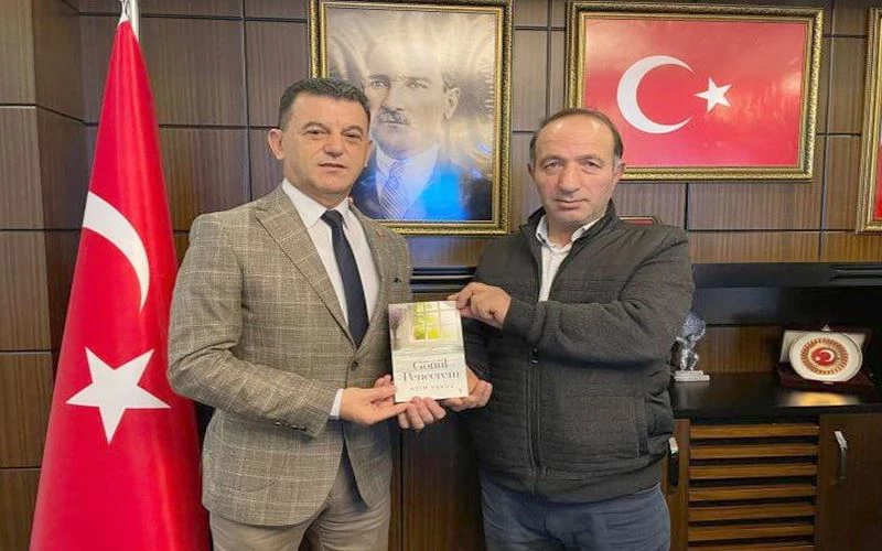 GAZETECİ-YAZAR YAVUZ, YENİ KİTABINI BAŞKAN ÇETİN’E TAKDİM ETTİ