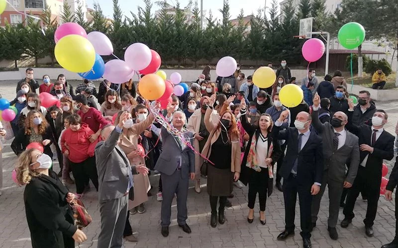 BALON UÇURARAK 3 ARALIK’I KUTLADILAR