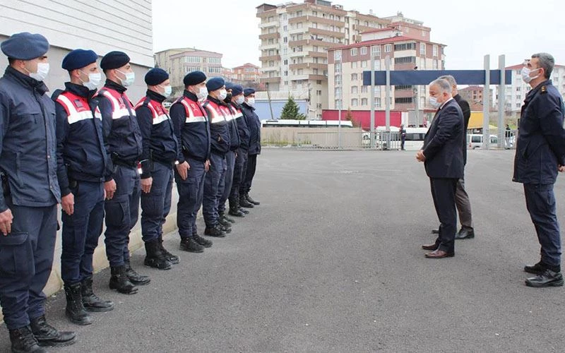 KAYMAKAM DURU’DAN NÖBETTEKİ PERSONELİN YENİ YILINI KUTLADI