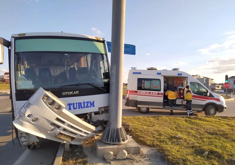 İŞÇİ SERVİSİ İLE OTOMOBİL ÇARPIŞTI: 3 YARALI