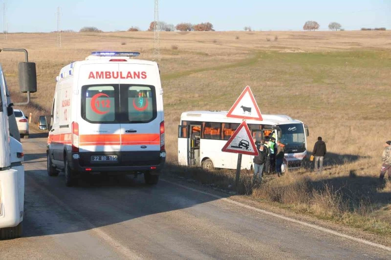 YOLCU OTOBÜSÜ TARLAYA UÇTU: 8 YARALI