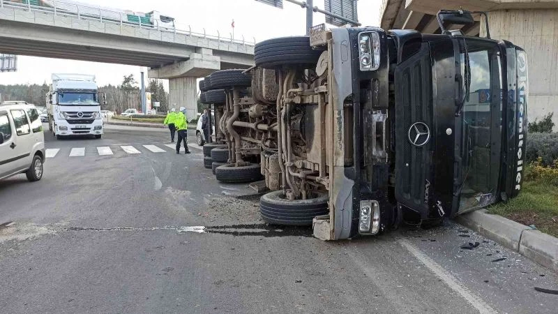 VİNÇ YÜKLÜ KAMYON YOLA DEVRİLDİ: 1 YARALI