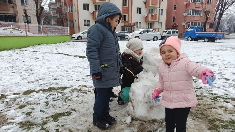 KAR YAĞIŞI ÇOCUKLARA KARNE HEDİYESİ OLDU