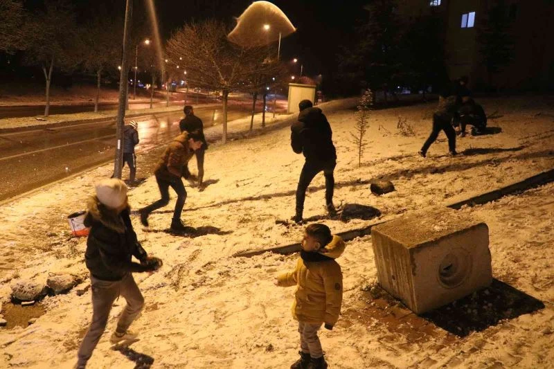 GENÇLER KARTOPU SAVAŞI VE KAYAK KEYFİ YAPARAK EĞLENDİLER