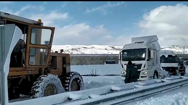 KARDA MAHSUR KALAN TIRLAR İŞ MAKİNELERİYLE KURTARILIYOR 