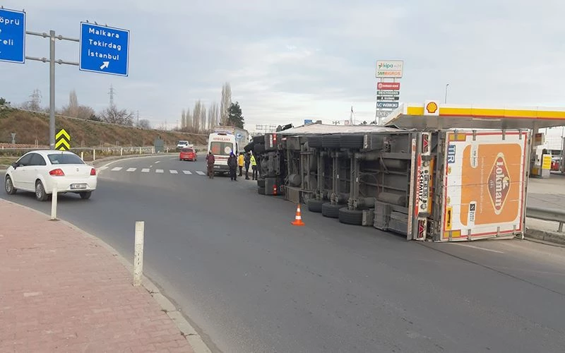 VİRAJI ALMAYAN PAMUK YÜKLÜ TIR YOL KENARINA DEVRİLDİ 