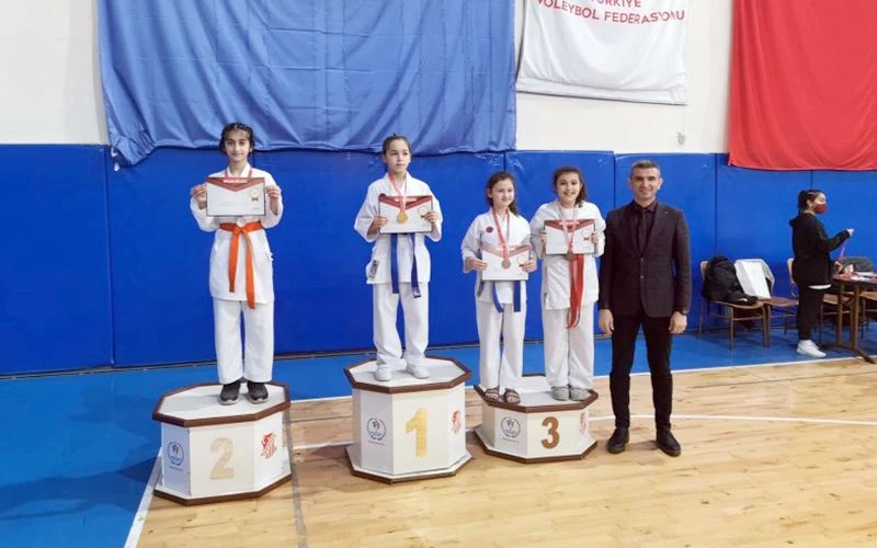 KARATE SPORCULAR ÇERKEZKÖYÜ BAŞARIYLA TEMSİL ETTİ