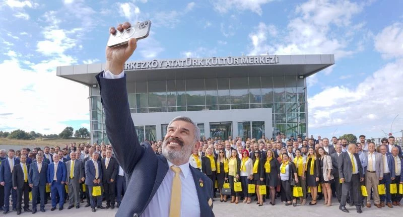 İLK SELFİSİYLE GÖZ KAMAŞTIRMIŞTI