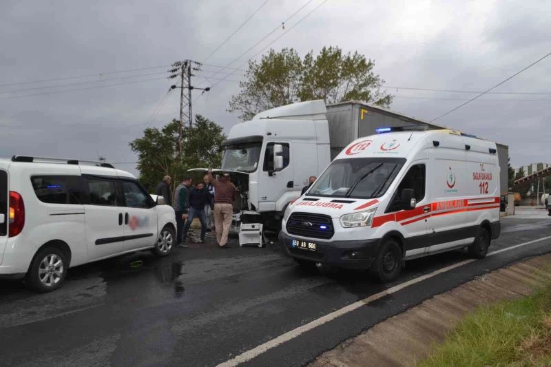 YAĞIŞLI HAVA KAZAYI BERABERİNDE GETİRDİ: 1 YARALI