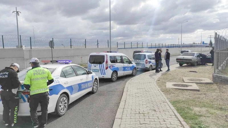 POLİS DENETİMİNDEN KAÇARKEN KAZA YAPAN ARAÇTAKİ UYUŞTURUCULAR YOLA SAÇILDI