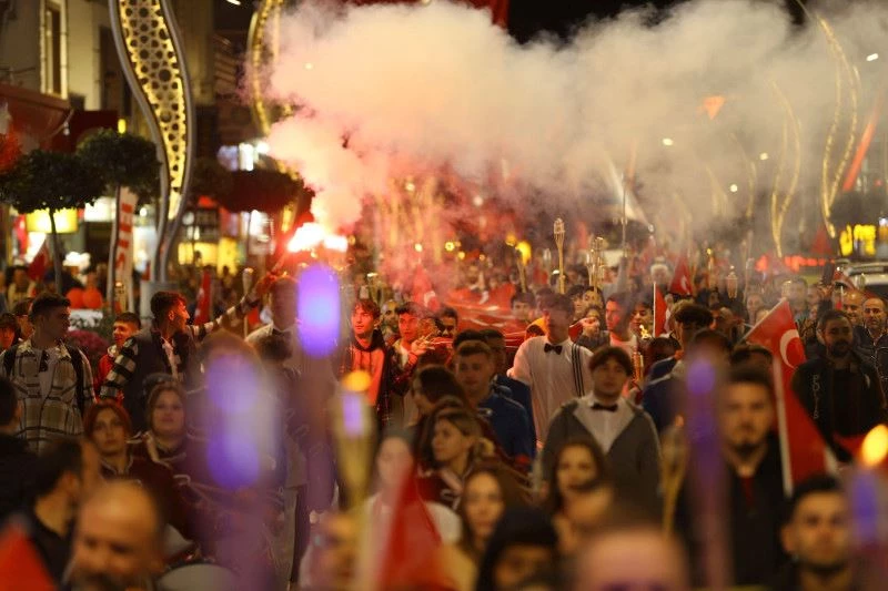 KAPAKLI’DA BİNLERCE VATANDAŞ FENER ALAYI İLE CUMHRURİYETİ KUTLADI