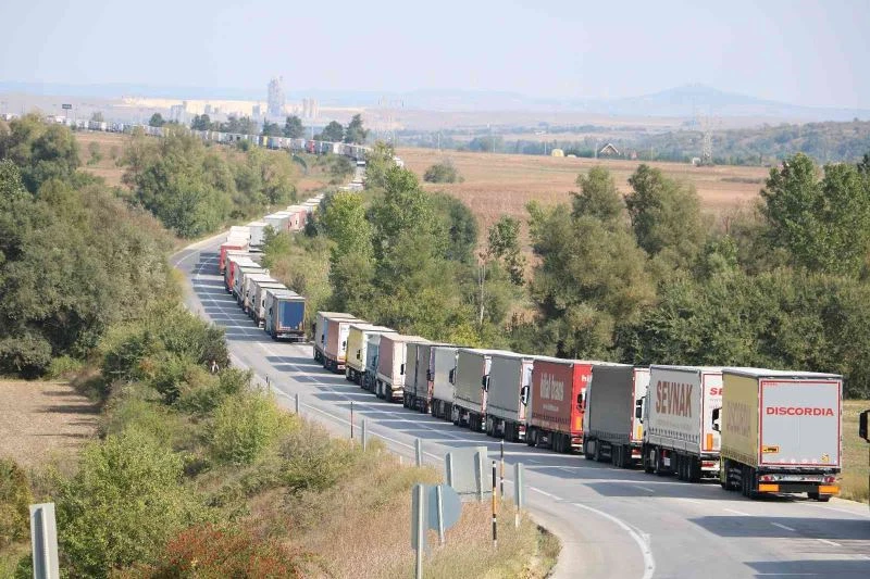 GÜNLERDİR SINIRDA BEKLEYEN TIR ŞOFÖRLERİ: İNSANLIKTAN ÇIKTIK, TUVALETİMİZİ BİLE YAPAMIYORUZ