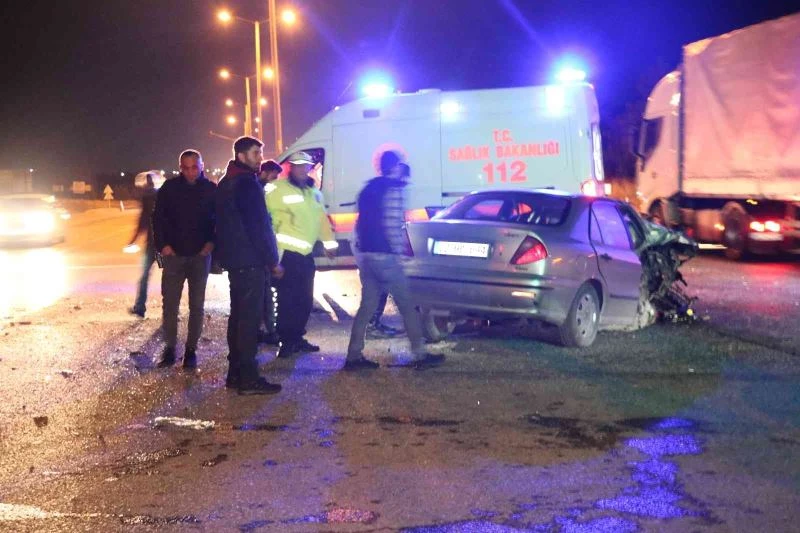 KAPIKULE YOLUNDA TIR İLE ÇARPIŞAN OTOMOBİL HURDAYA DÖNDÜ: 1 YARALI