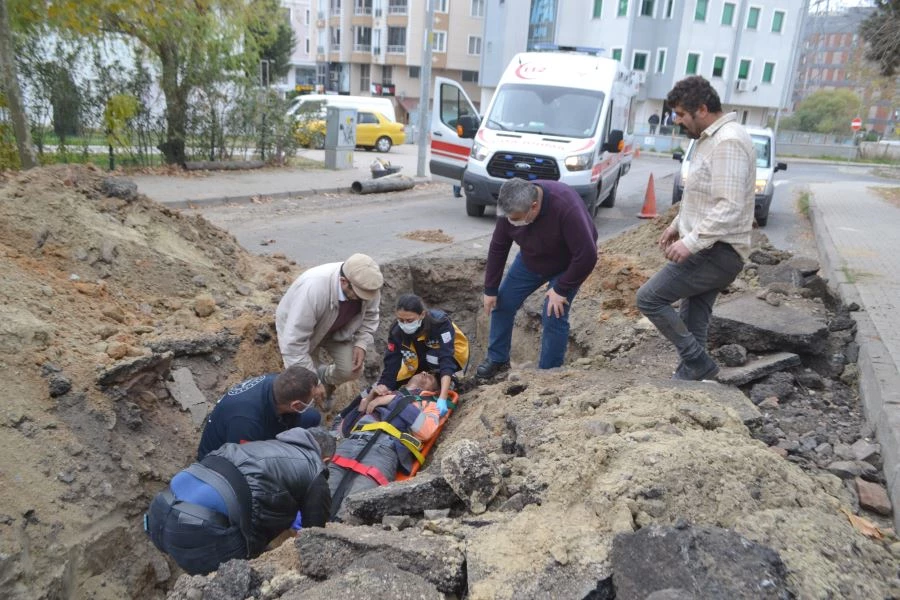 TEKİRDAĞ’DA İŞÇİ KEPÇENİN KAZDIĞI ÇUKURA DÜŞTÜ