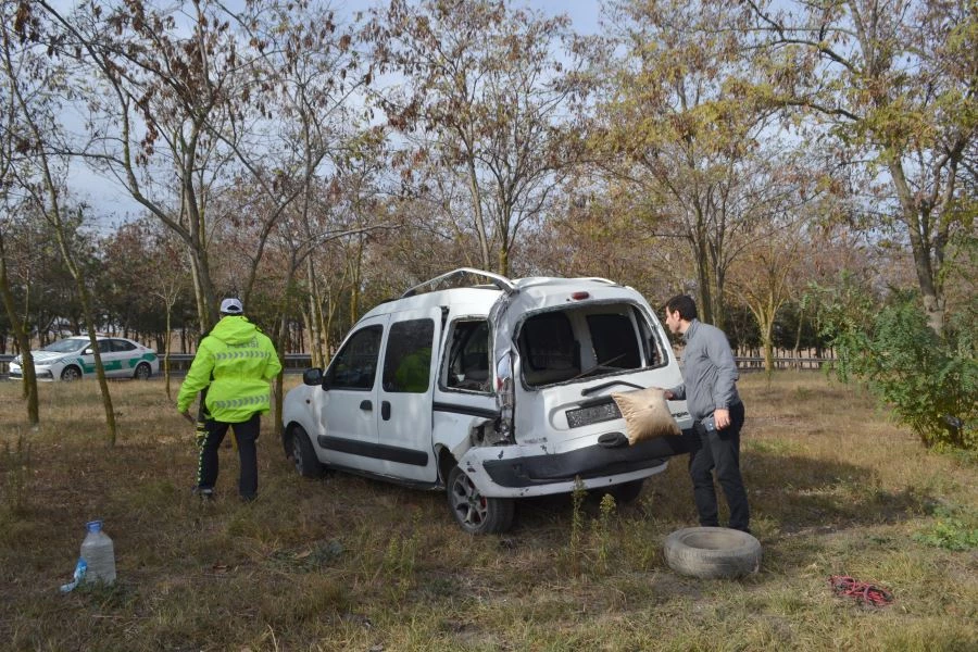 KIRMIZI IŞIKTA BEKLERKEN KAMYONUN ÇARPTIĞI ARAÇ ŞARAMPOLE UÇTU