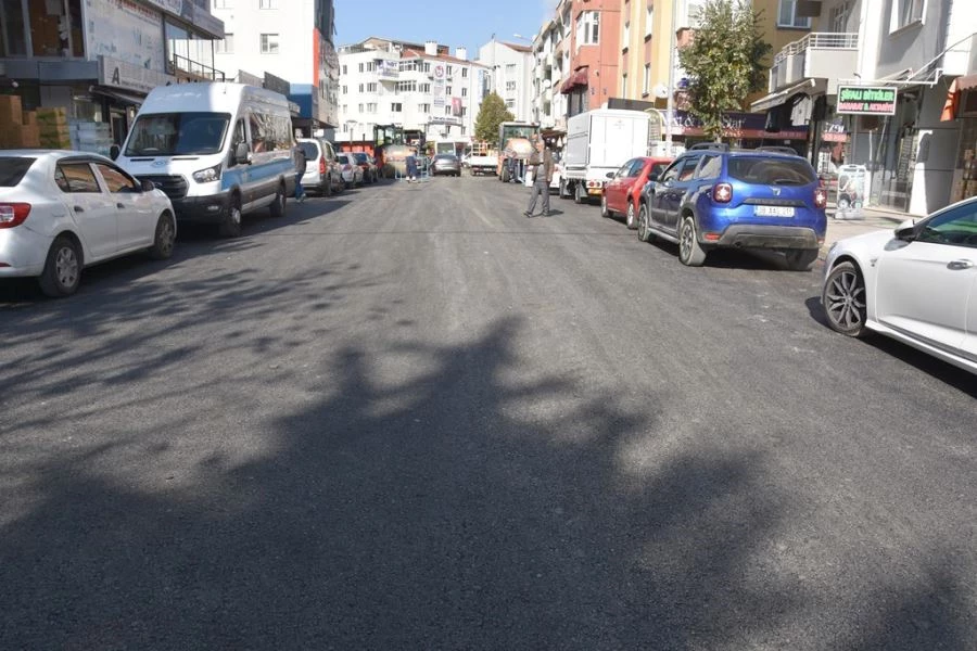 ÇERKEZKÖY BELEDİYESİ SICAK ASFALT SERİMİNE DEVAM EDİYOR