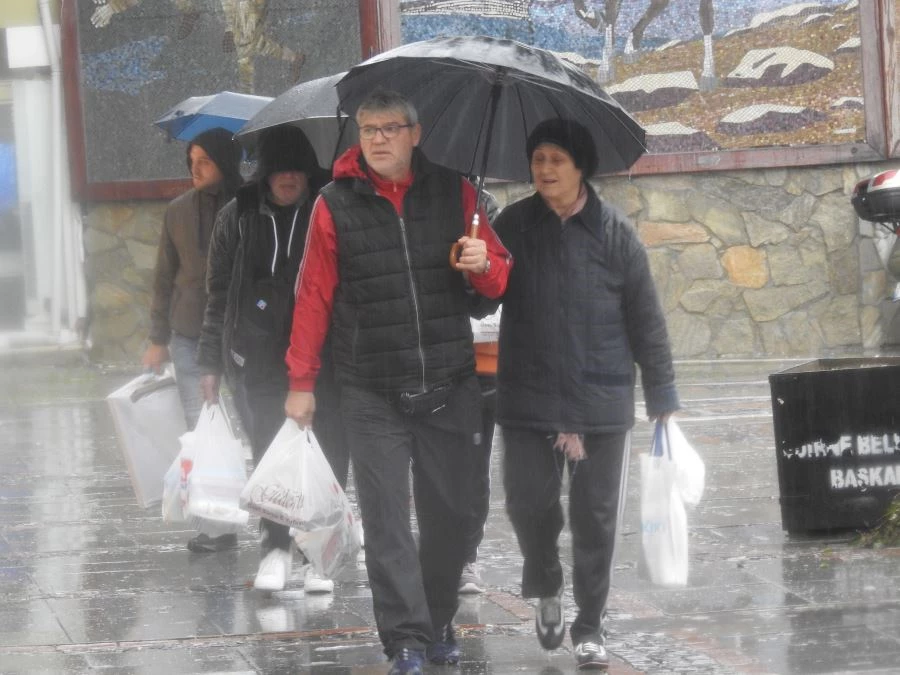 EDİRNE’DE SAĞANAK ETKİLİ OLDU, VATANDAŞLAR ZOR ANLAR YAŞADI