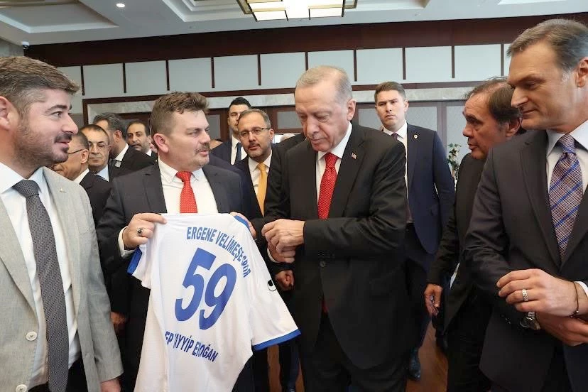 CUMHURBAŞKANI ERDOĞAN’A 59 NUMARALI ERGENE VELİMEŞESPOR FORMASI