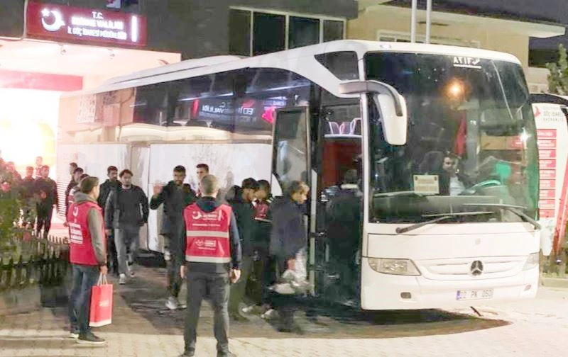 EDİRNE’DE YAKALANAN 413 GÖÇMEN SINIR DIŞI EDİLDİ