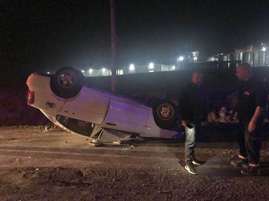 TEKİRDAĞ’DA TRAFİK LEVHALARINA ÇARPAN OTOMOBİL TAKLA ATTI: 3 YARALI