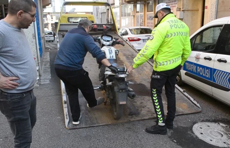 PLAKASIZ MOTOSİKLETİ YÜRÜTÜRKEN YAKALANAN ŞAHSIN 4 AYRI ARANMASI ÇIKTI