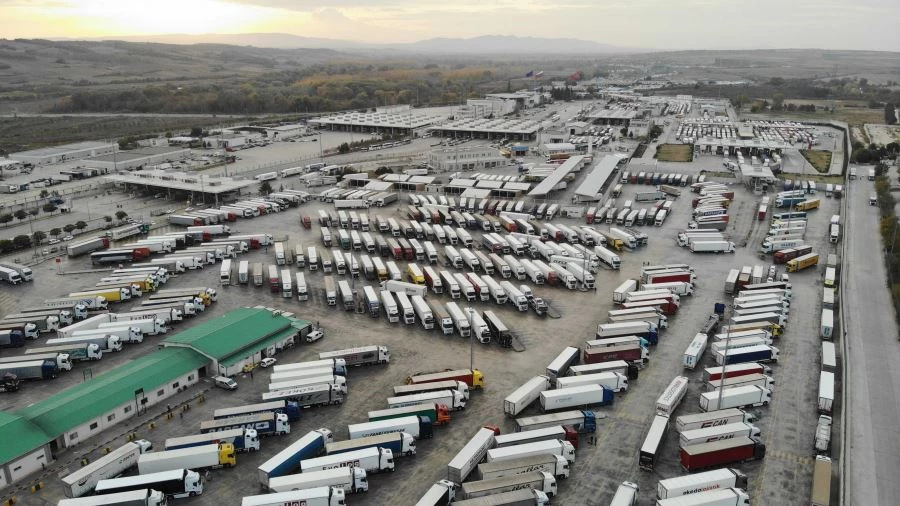 KAPIKULE’DE TIR SÜRÜCÜLERİ: TÜRKİYE’NİN İHRACATI BALTALANIYOR