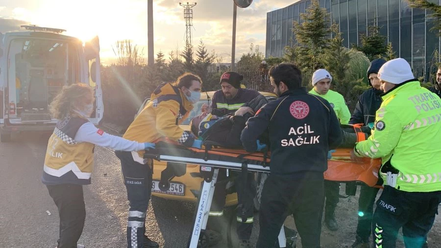 ŞERİT DEĞİŞTİREN TIR, TAKSİCİYİ KAZAYA SÜRÜKLEDİ: O ANLAR KAMERADA