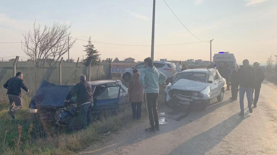 TEKİRDAĞ’DA 2 OTOMOBİLİN ÇARPIŞMASI SONUCU 3 KİŞİNİN YARALANDIĞI FECİ KAZA KAMERADA