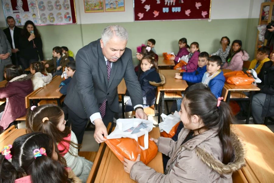 VALİ YILDIRIM OKULUN KONFERANS SALONU’NUN AÇILIŞINI YAPTI