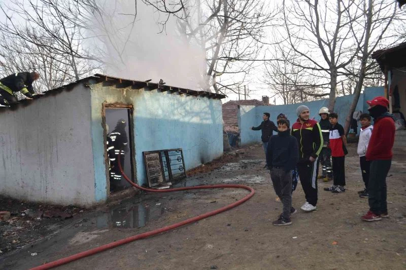 MUM YAKIP UYUDU EVİ KÜLE DÖNDÜ