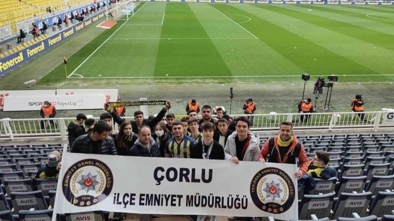 ÇORLULU MİNİKLER FENERBAHÇE-HATAYSPOR MAÇINI TRİBÜNDEN İZLEDİ