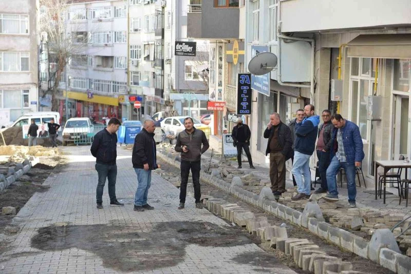 KOLORDU CADDESİ ÜZERİNDE KALDIRIM DÜZENLEME ÇALIŞMALARI BAŞLADI 