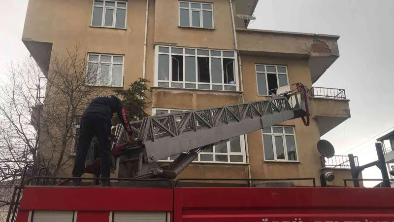 BACADAN ÇIKAN YANGIN EVİ YAKTI!