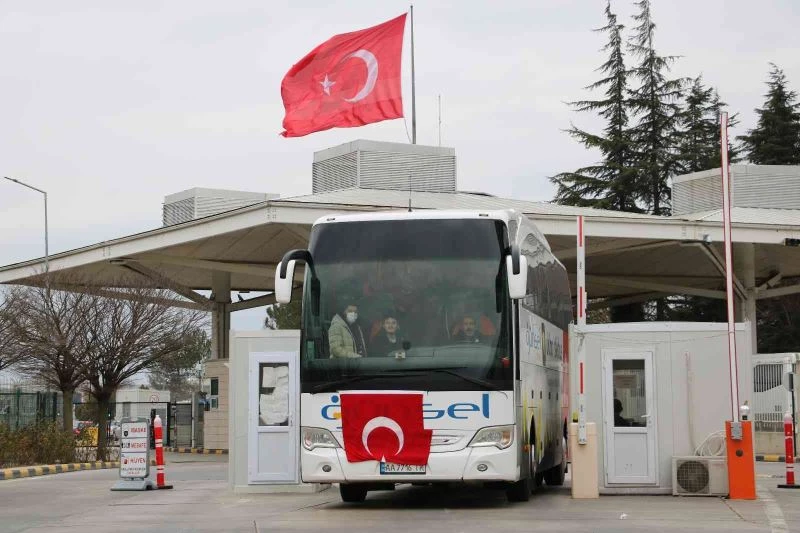 KİEV’DEN GELEN İLK KAFİLE YAKLAŞIK 48 SAAT SONRA TÜRKİYE’YE ULAŞTI