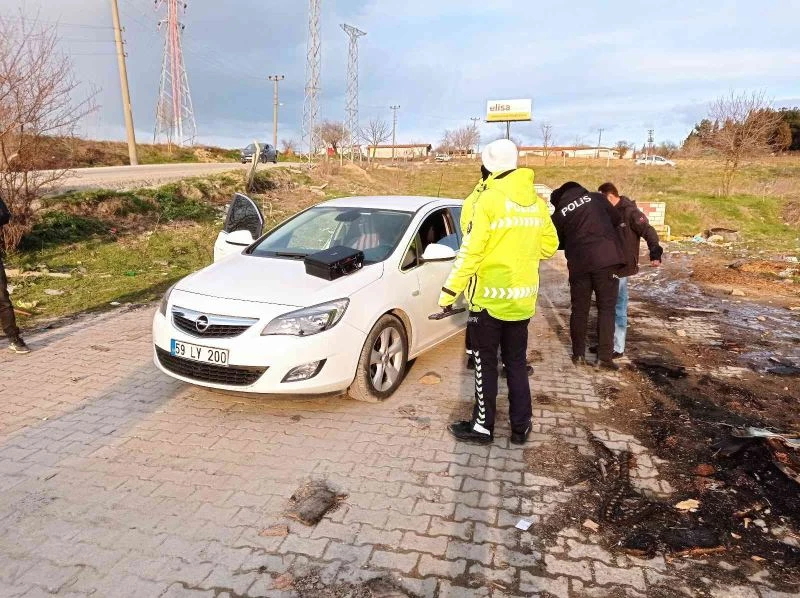 DUR İHTARINA UYMAYAN OTOMOBİLDEN POLİS ÇAKARI ÇIKTI