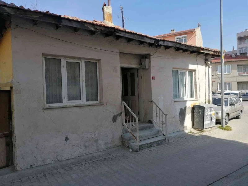 YAŞLI ADAM EVİNDE ÖLÜ BULUNDU 