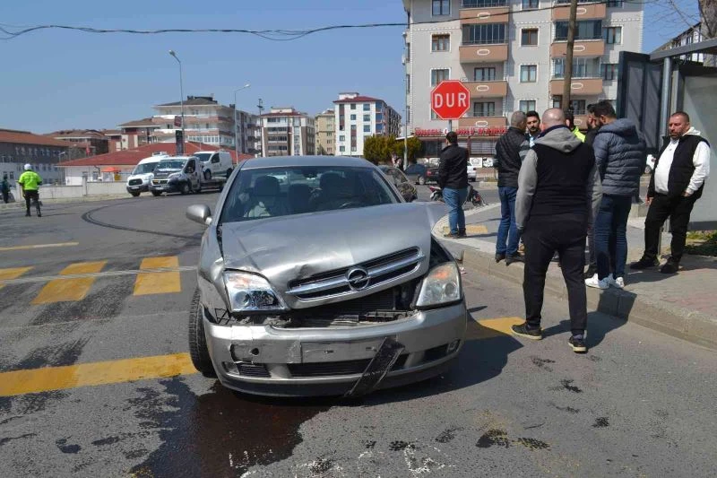 OTOMOBİL İLE OTO KURTARICI ÇARPIŞTI: 1 YARALI