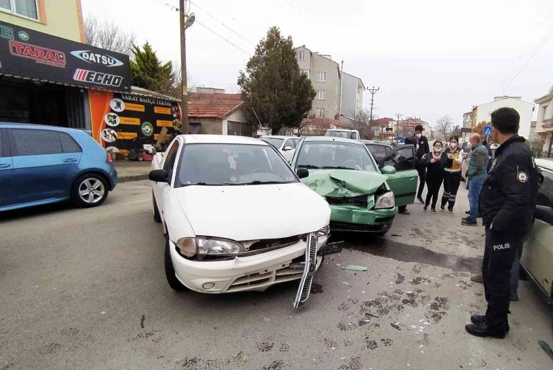 OTOMOBİL İLE KAMYONET ÇARPIŞTI: 3 YARALI 