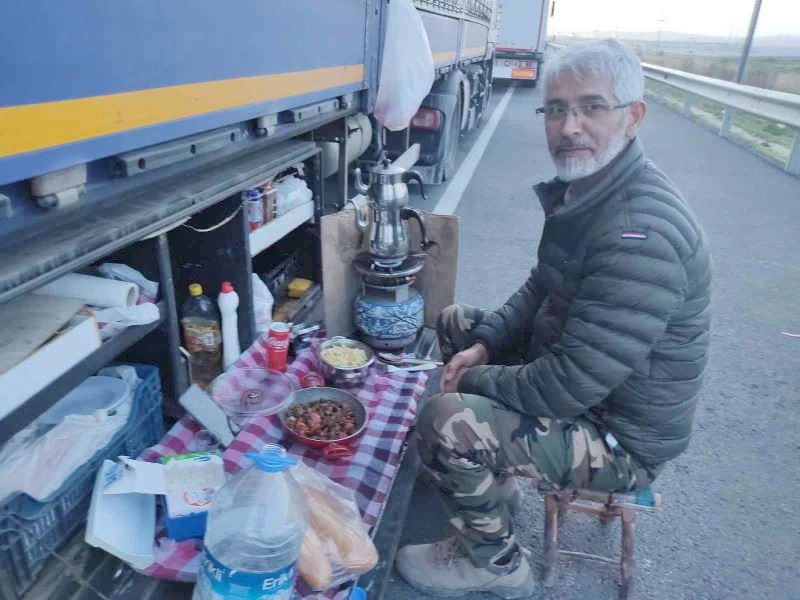 5 KİLOMETRELİK KUYRUKTA TIRLARIN BAŞINDA NÖBET TUTUYORLAR