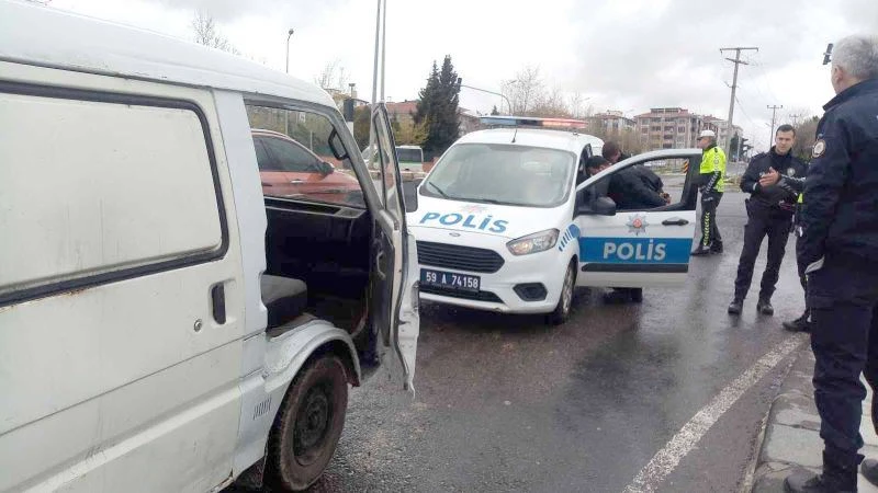 EHLİYETSİZ SÜRÜCÜ TRAFİKTEN MEN EDİLEN ARAÇLA YOLA ÇIKTI