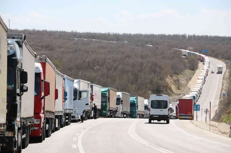 TIR ŞOFÖRLERİ GÜMRÜKTEN ŞİKAYETÇİ