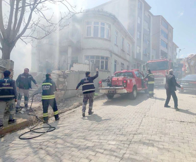 İKİ KATLI EVDE YANGIN ÇIKTI