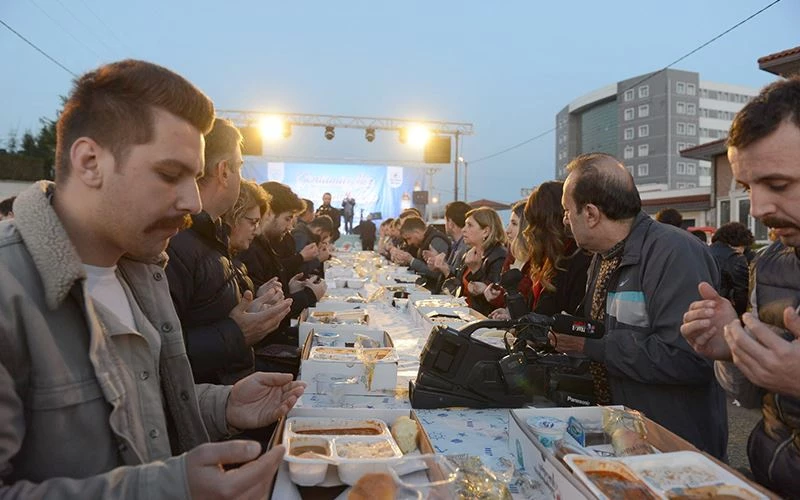 BEŞ MAHALLEDE DAHA ON BİNLER GÖNÜL SOFRALARINDA BULUŞTU