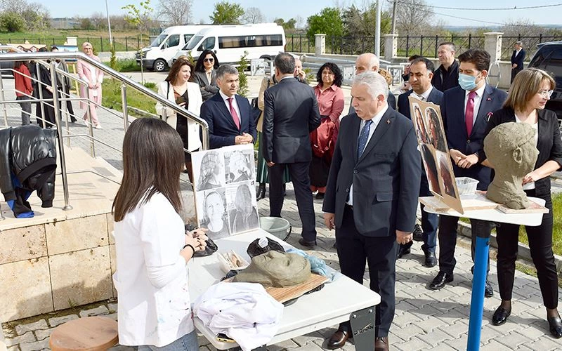 DÜNYA SANAT GÜNÜ’NDE RESSAMLAR GÖZ KAMAŞTIRDI