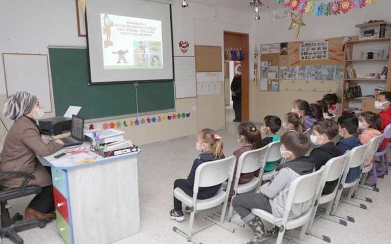 KAPAKLI’DA İLKOKUL ÖĞRENCİLERİNE YÖNELİK HİJYEN EĞİTİMLERİ VERİLİYOR